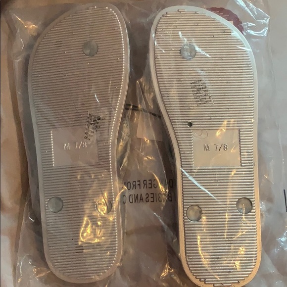 NWT flip flops !! 7/8 - Picture 2 of 3